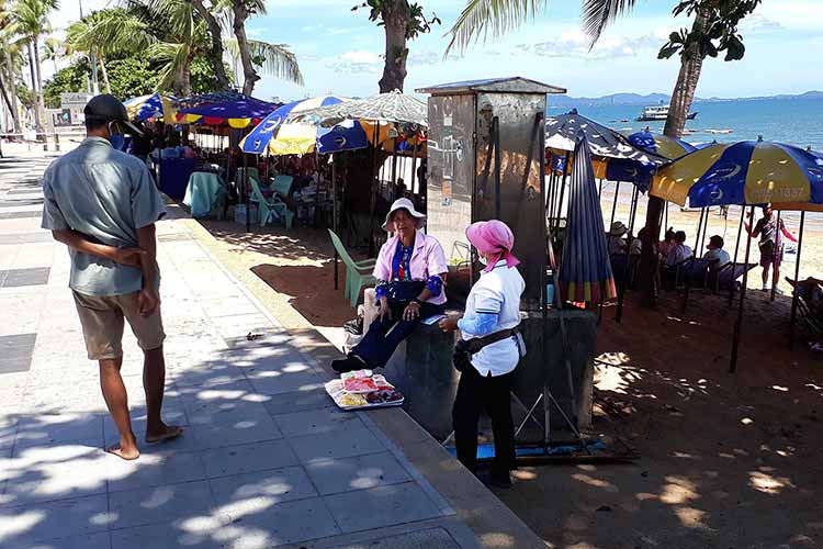 Jomtien Beach har åpnet igjen, men selgerne har lite å gjøre.