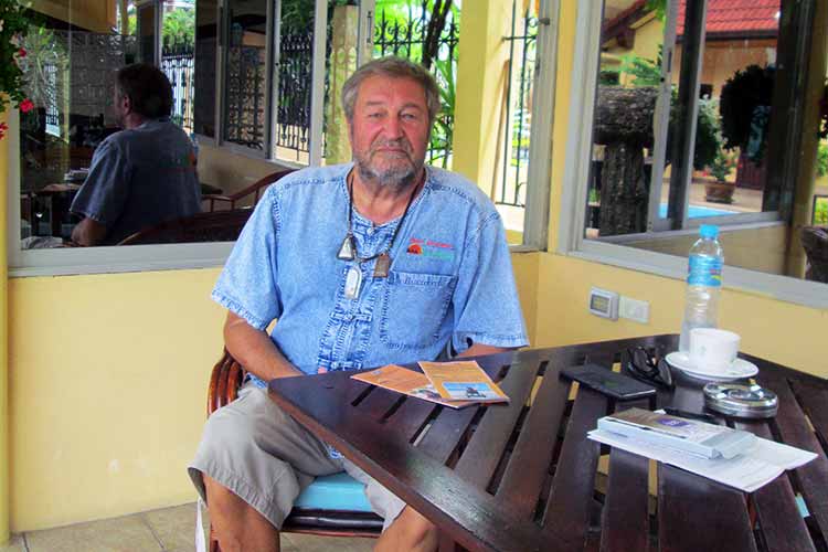 Mangeårig forretningsmann i Thailand Oskar Jørgensen venter på svar fra Kurt Svendheim.