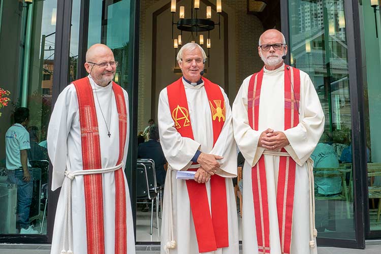 Sjømannsprest i Pattaya Ragnvald Seierstad, her flankert av generalsekretær i Sjømannskirken Ørnulf Steen (th.) og Stein Vangen, ambulerende sjømannsprest på Filippinene.