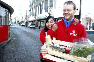 Ekteparet Kritsada og Ole Rohnny Salte driver OK Thai AS. De får stadig flere forbud fra Mattilsynet.