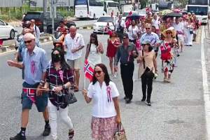 God stemning på 17. mai i Pattaya – se video fra toget