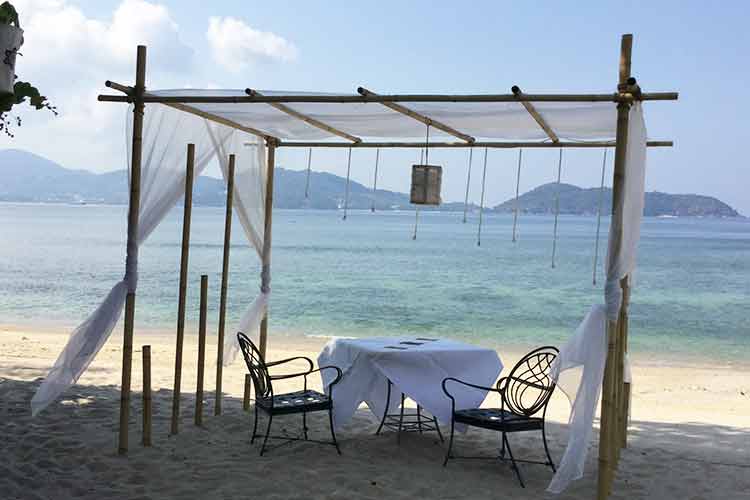 Taworn Beach rett nord for Patong er en liten strand som i teorien kunne egne seg til et slikt karanteneområde.